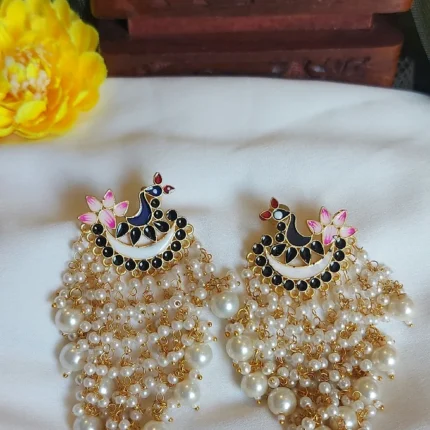 Mayuri- pearl statement earring in black