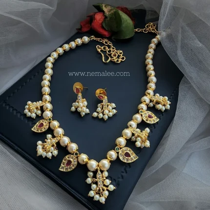 Pearl neckset with mango motifs.